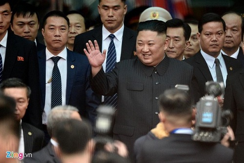 Ông Kim Jong-un vẫy chào khi rời ga